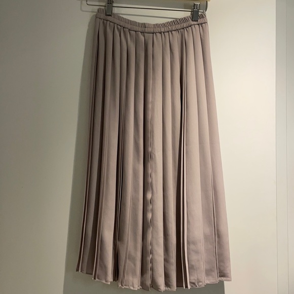Uniqlo pleated Long Skirt - Picture 1 of 3